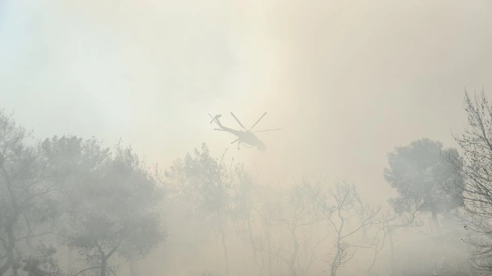 Βίντεο από την κόλαση της Κινέτας: Ελικόπτερο κάνει ρίψεις νερού σε φλεγόμενη αυλή